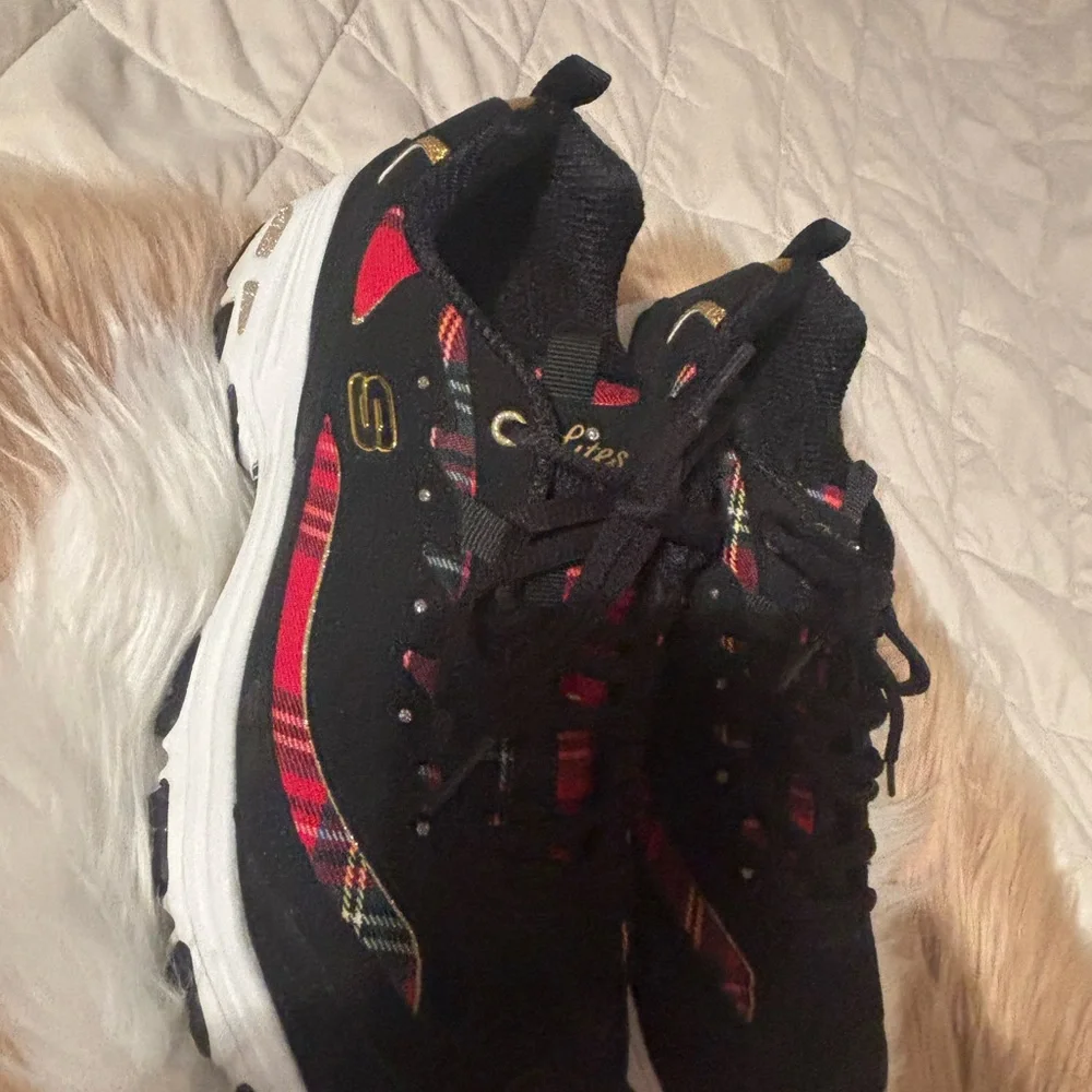Skechers Black and Red Woman Sneakers.